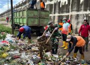 Sigap Pasca Banjir, Babinsa Koramil 421-06/Natar Bersama Forkopicam, Bersihkan Tumpukan Sampah