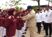 Datang di Sekolah Rakyat Banjarbaru, Prabowo Disambut Yel-yel hingga Perbaiki Dasi