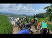 Gotong Royong Rabat Beton di Bulan Puasa, Semangat Tak Pernah Surut